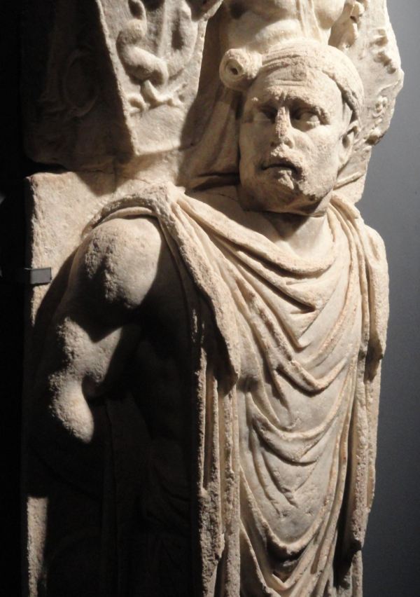 Germano prisionero. Altorrelieve. Mármol gris. SiglosI al II. Museo del Castello de Baia. Mostra sobre la Esclavitud. Ara Pacis. Foto R.Puig