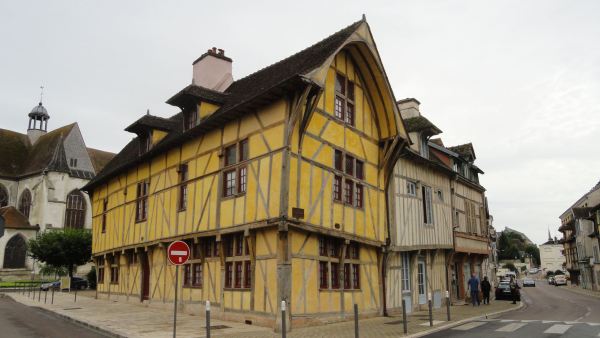 Troyes. Casa con fachadas de colombage junto a Saint-Nizier. Foto R.Puig