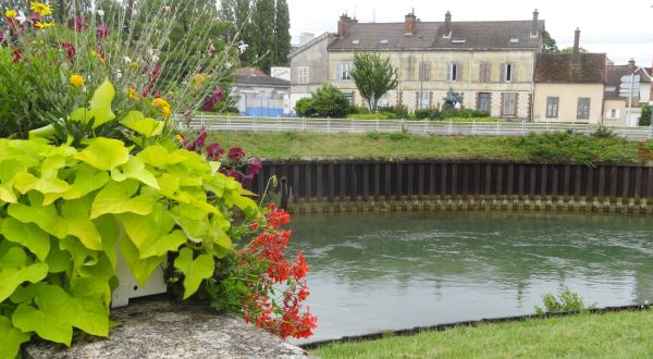 Troyes. El canal desde el puente de acceso a la Cité. Foto R.Puig