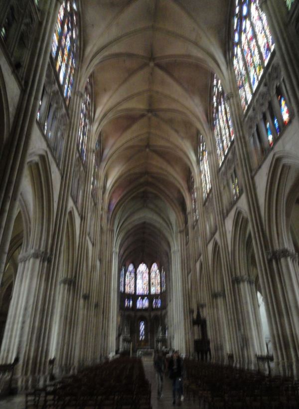 Troyes. La nave central de la catedral al atardecer. Foto R. Puig