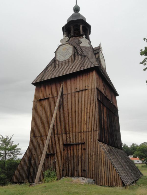 Iglesia de Veckholm. Campanario exento. Foto R.Puig
