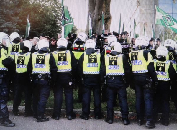 La policía cierra el paso al Nordiskfront. Foto Göteborgs Posten