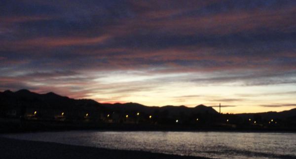 Alguien camina en esta noche. Foto R.Puig