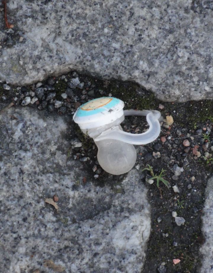 El chupete caído. Foto R.Puig