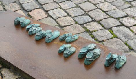 Los zapatos de los niños. Foto R.Puig