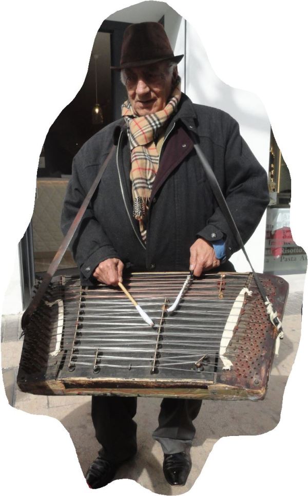 El Sr.Marín con su timbal-piano. Foto R,Puig