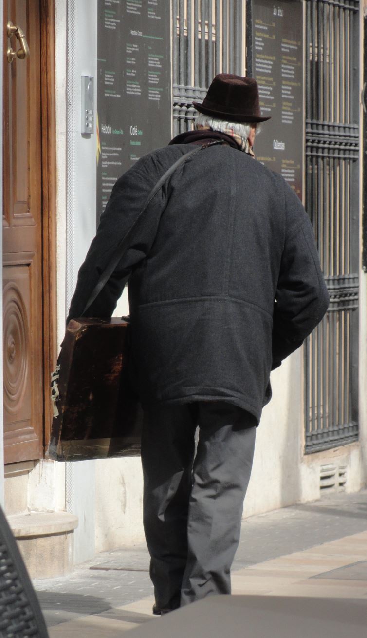 El Sr. Marín continúa su jornada. Foto R,Puig