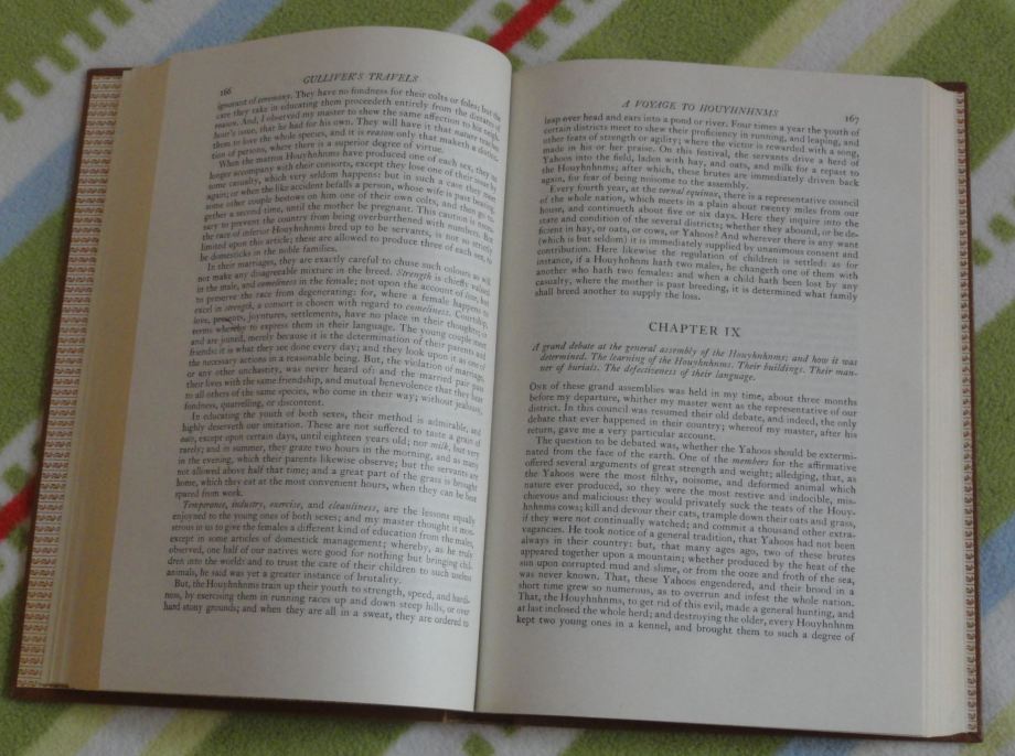 El libro se abre. Foto R. Puig