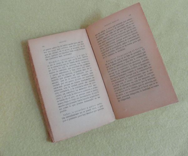 El libro se abre. Foto R.Puig