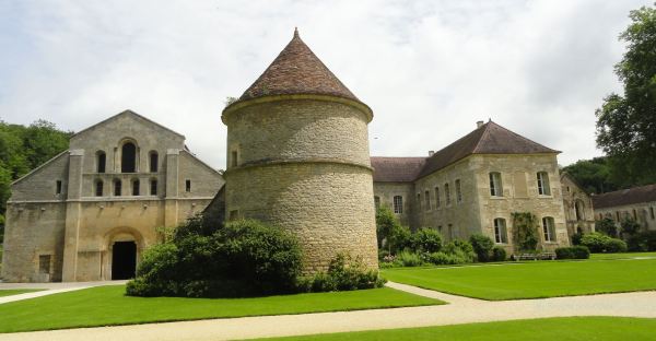 Iglesia abacial, Columbario, Residencia de los abades legados, Enfermería y Forja en Fontenay. Foto R.Puig