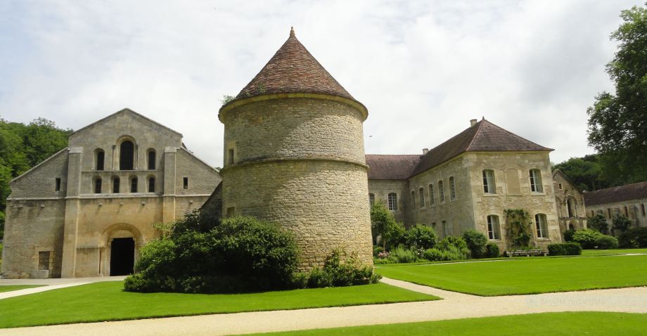 Iglesia abacial, Columbario, Residencia de los abades legados, Enfermería y Forja en Fontenay. Foto R.Puig