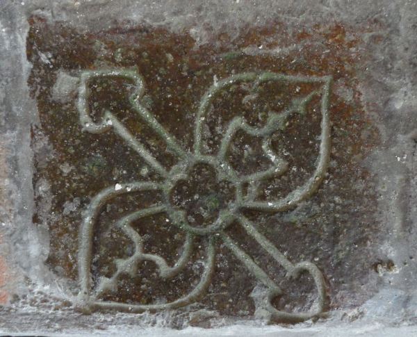 Baldosa de un banco de la Sala Capitular de Fontenay. 