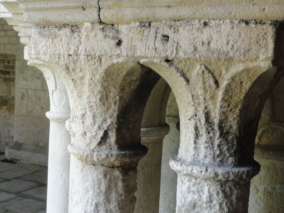 Capiteles del claustro de Fontenay. Foto R.Puig