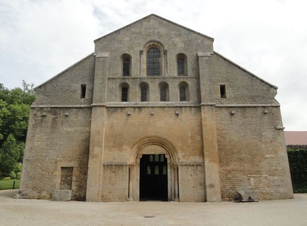 Fachada de la iglesia abacial de Fontenay. Foto R.Puig