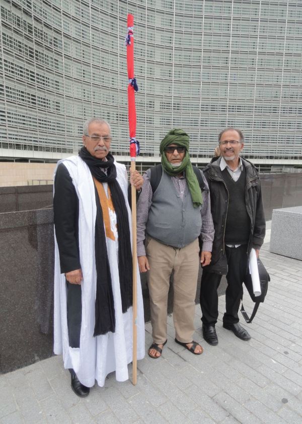 Líderes saharauis hacia la mnaifestación ante el Berlaymont. Foto R.Puig