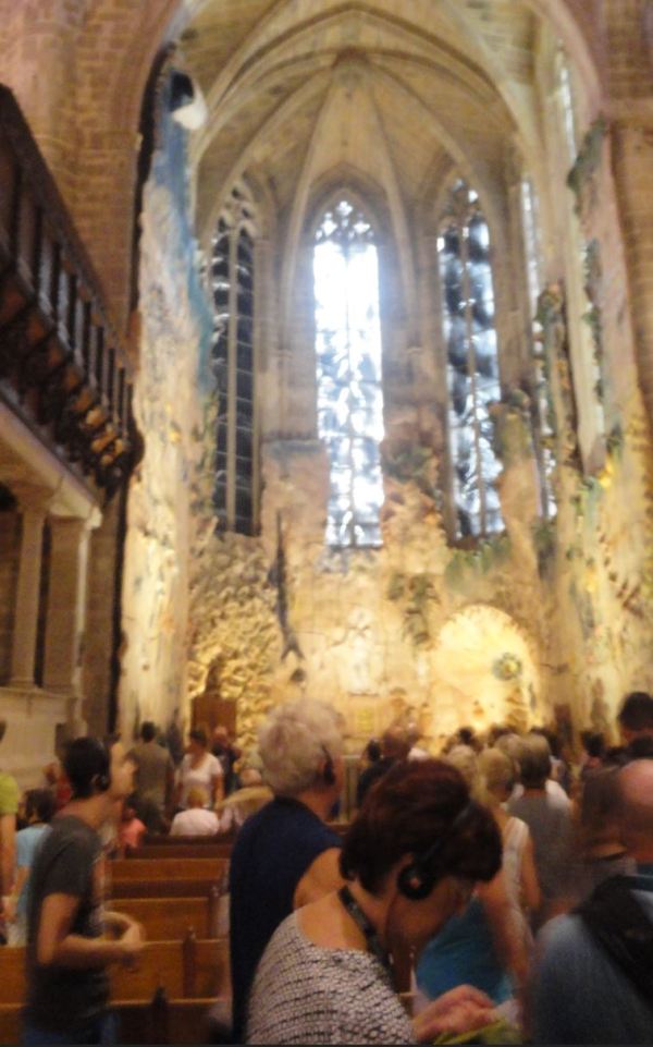 TTuristas en la capilla de Barceló. Foto R.Puig