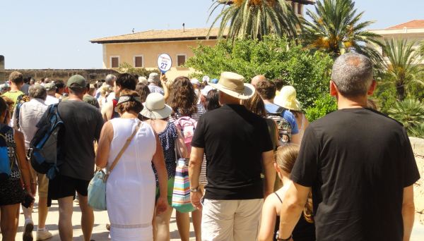 Visitantes de la catedral de Palma. Foto R. Puig
