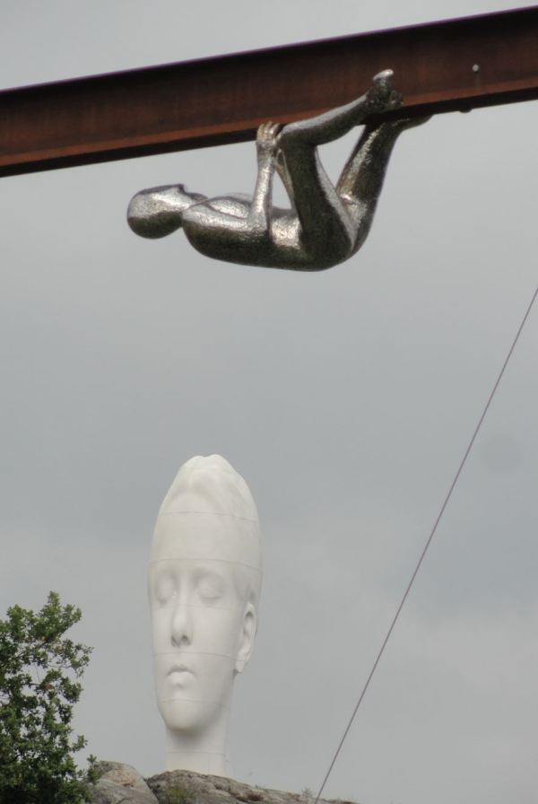 Agarrándose. Holding on. María Miesenberger y Anna de Jaume Plensa. Pilane 2018. Foto R.Puig