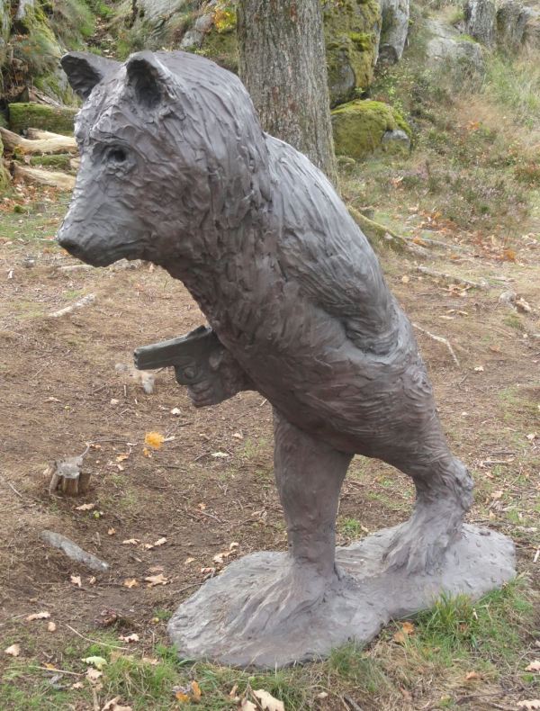 El oso pistolero. Bronce. Laura Ford. Pilane 2018. Foto R.Puig