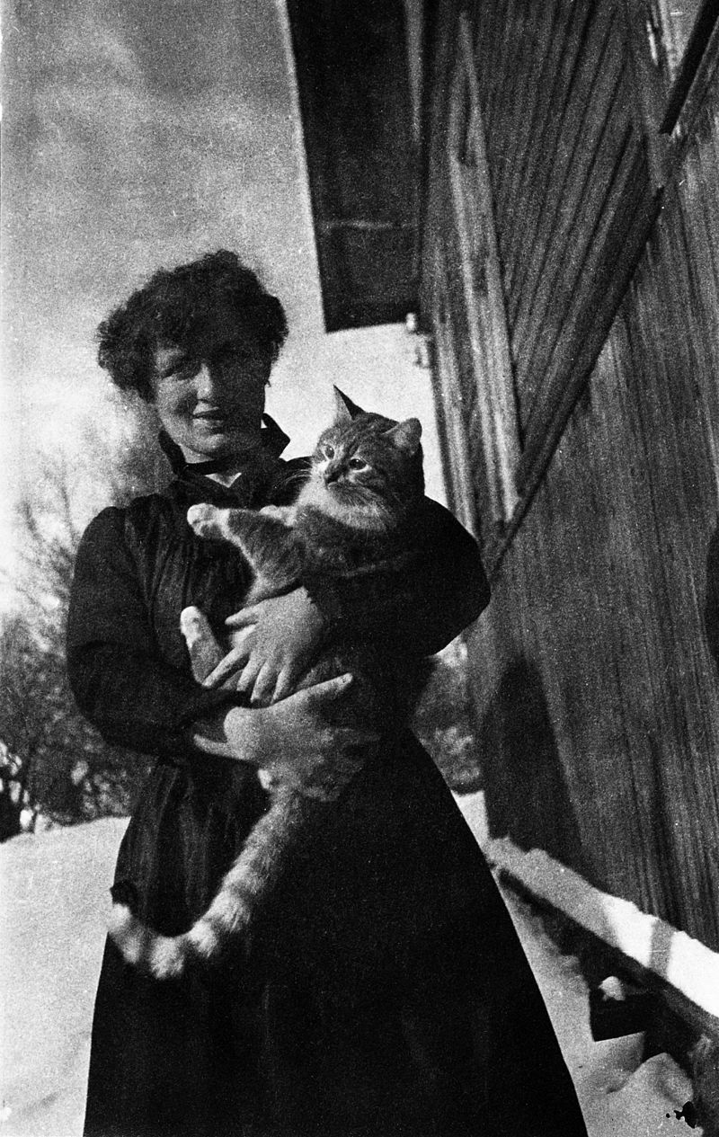 Edith Södergran con su gato Totti. www.sls.fi