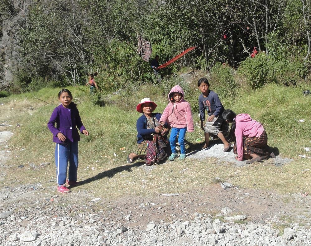 Al borde de la Panaméricana esperando algún obsequio navideño. Foto R.Puig