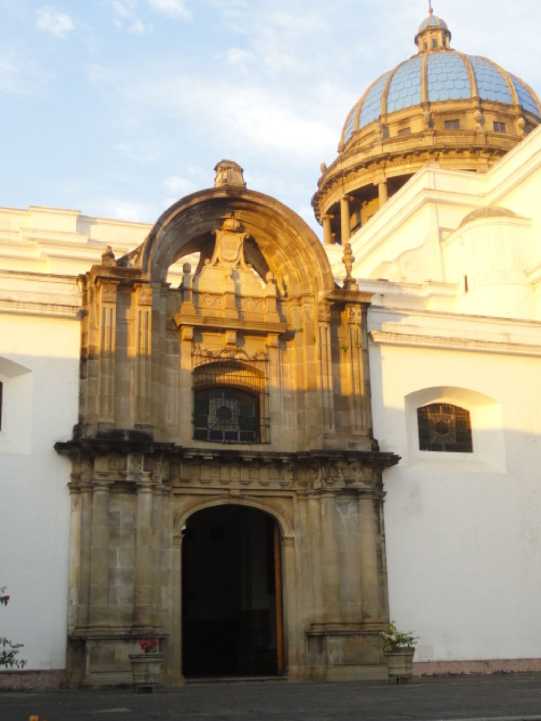 Catedral de Guatemala. Pórtico lateral. Foto R.Puig