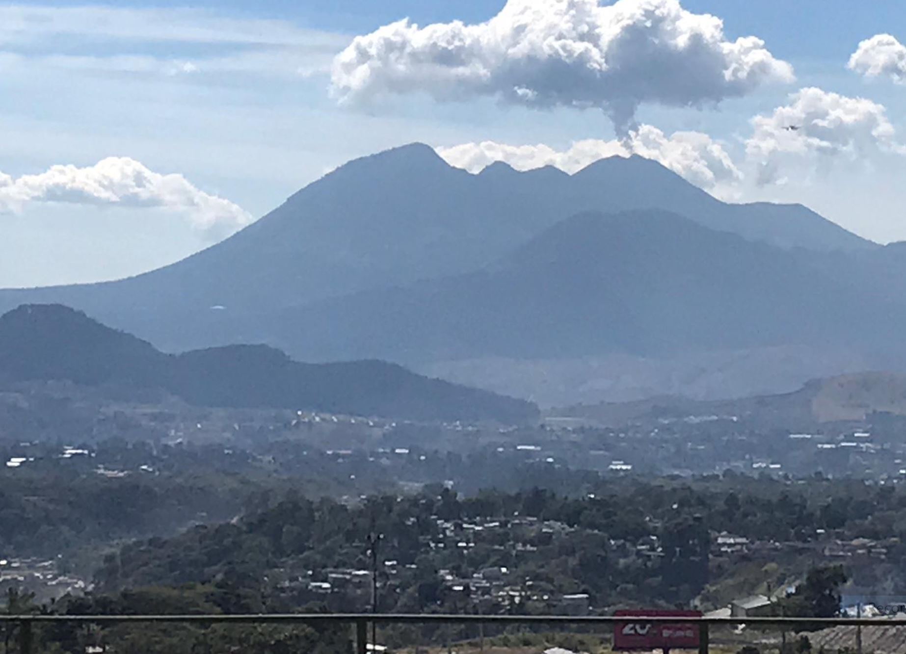 Guatemala. El volcán del fuego aún humea. Foto R.Puig
