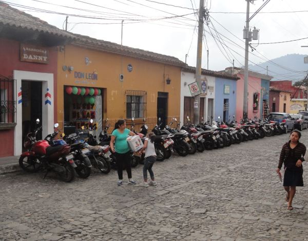 La Antigua. Se alquilan motos. Foto R.Puig