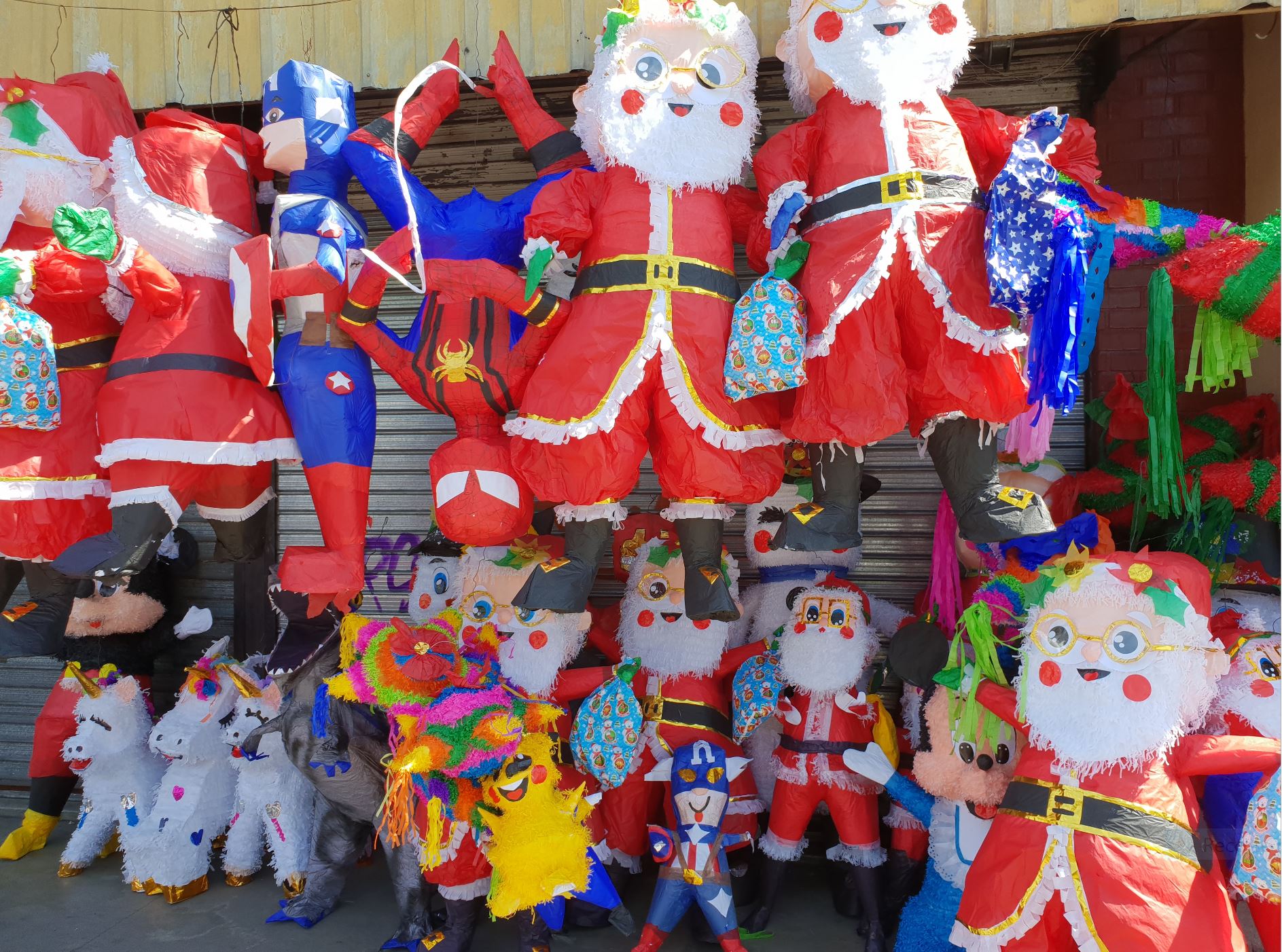 Puesto de piñatas navideñas. Ciudad de Guatemala. Foto R.Puig