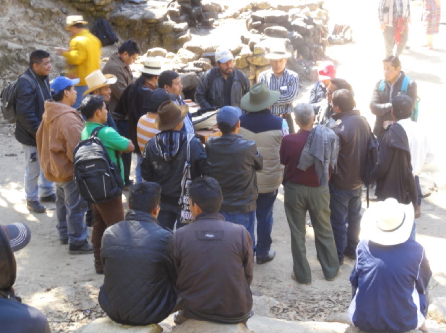Uno de los grupos de debate en el Consejo de los kaqchikeles en iximche. 22 de diciembre del 2018. Foto R,Puig