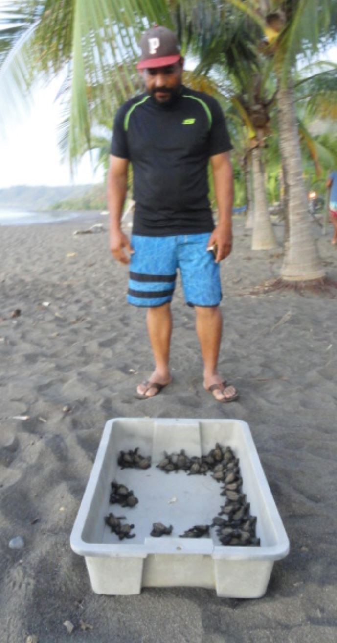 Alexis Rodríguez y sesenta y cuatro bebitas. Foto R.Puig