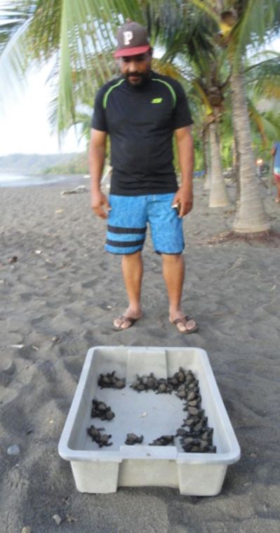 Alexis Rodríguez y sesenta y cuatro bebitas. Foto R.Puig