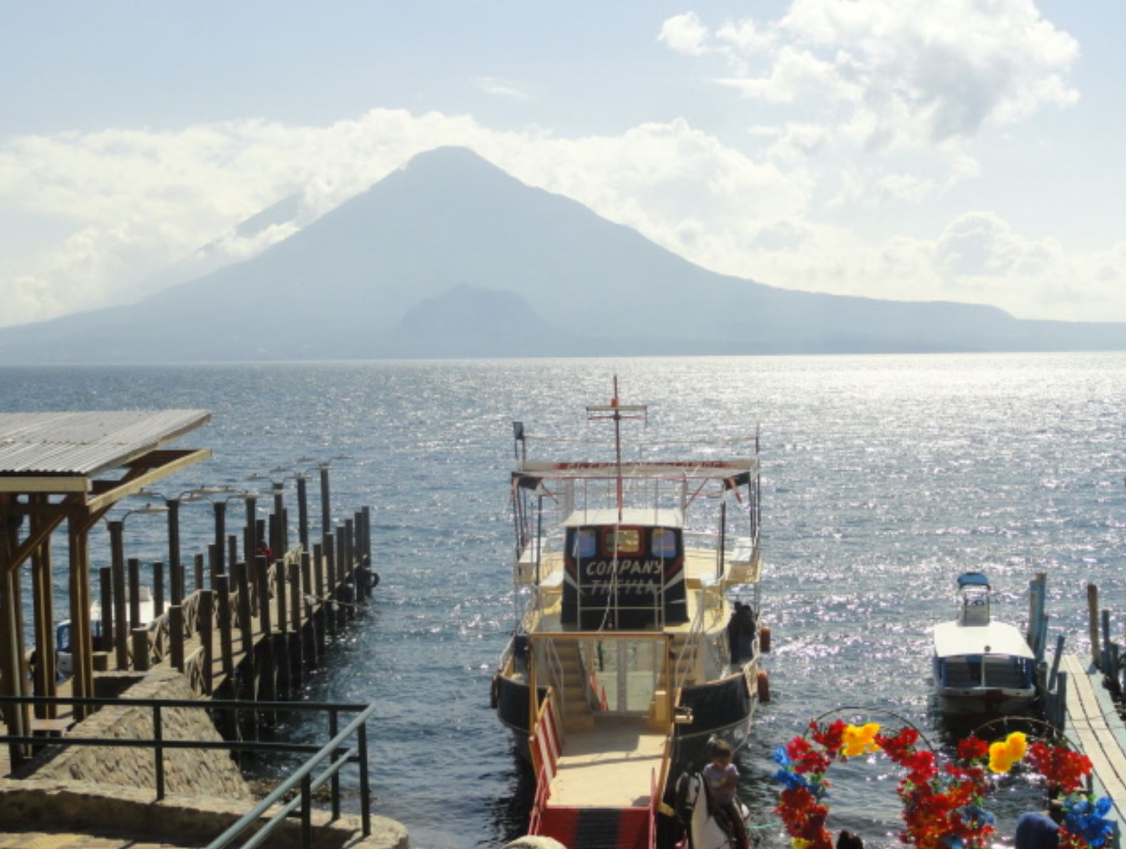 El cerro de Oro (1892 m) y los volcanes Tolimán (3158 m) y Atitlán (3537 m) desde el embarcadero de Panajachel. Foto R.Puig