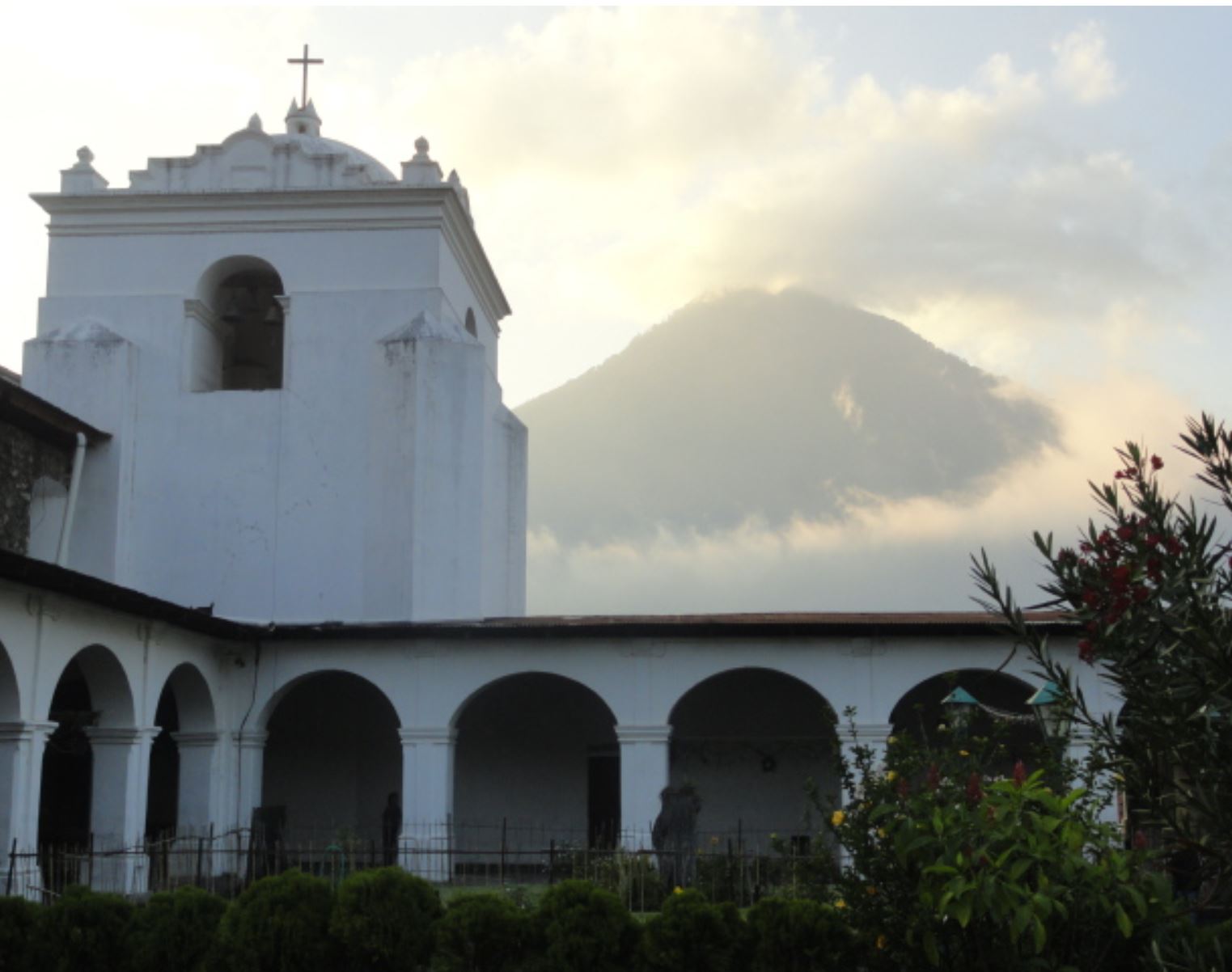 El claustro de Santiago Atitlán y el volcán Tolimán. Foto R.Puig