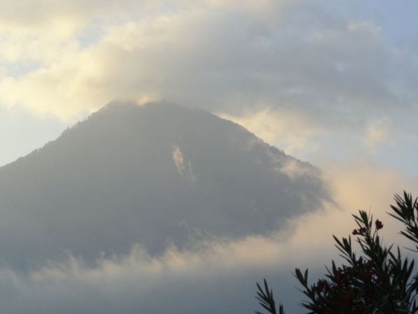 El volcán San Pedro desde Santiago de Atitlán.Foto R.Puig