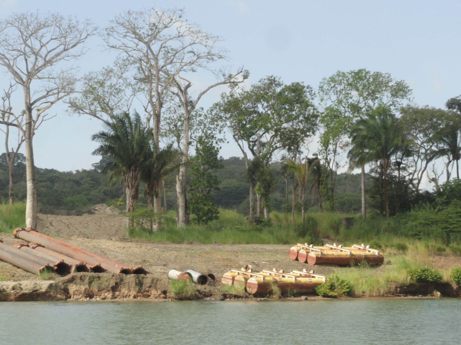 Aparcamiento de balsas flotantes y tubos. Foto R.Puig