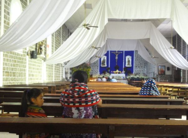 En la iglesia de San Pedro La Laguna.Foto R.Puig