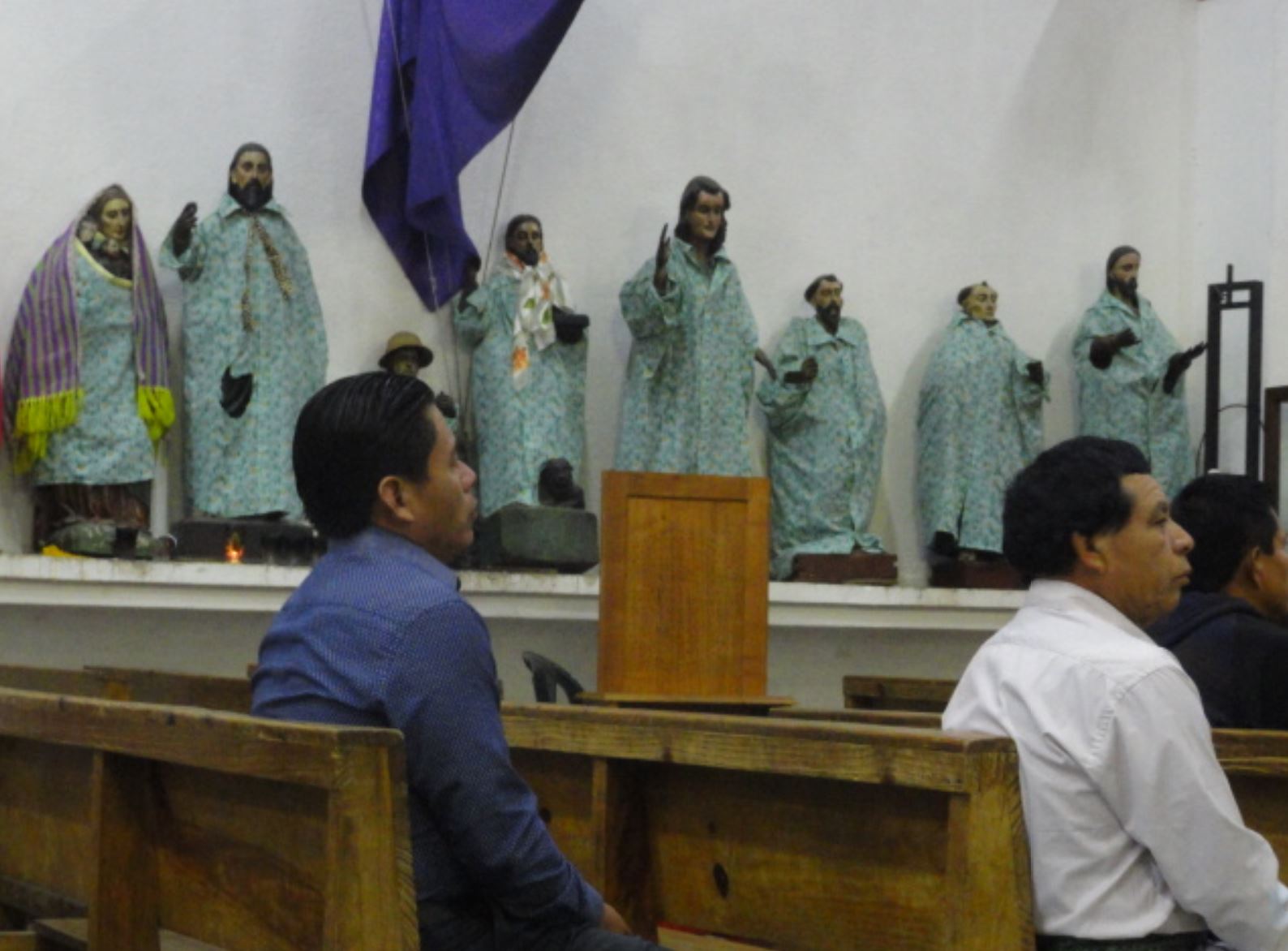 Ensayando en la iglesia de Santiago Atitlán. Foto R.Puig