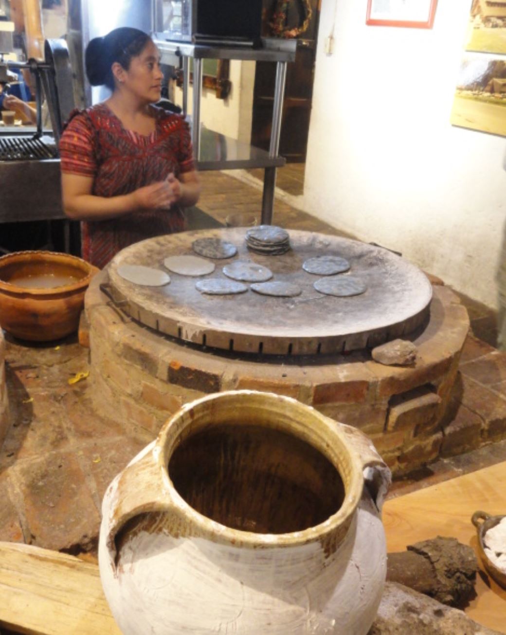 En ruta hacia el lago Atitlán. Cociendo las tortillas en Tecpán. Foto R. Puig