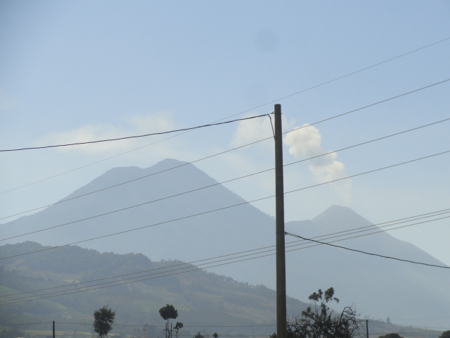 En ruta hacia el lago de Atitlán. volcanes del Agua y del Fuego. Foto R.Puig