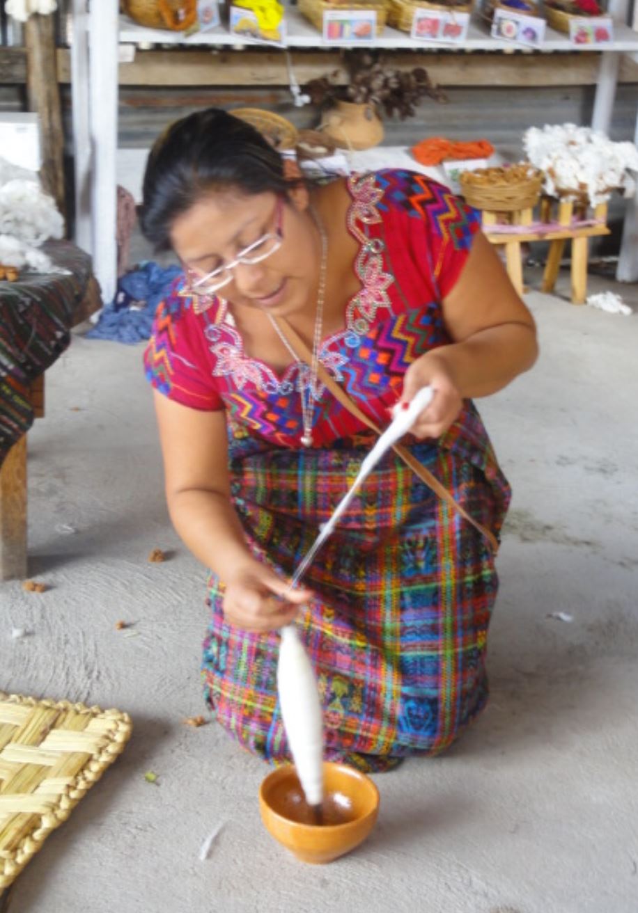 En una cooperativa de tejedoras en San Juan La Laguna. Hilando. Foto R.Puig