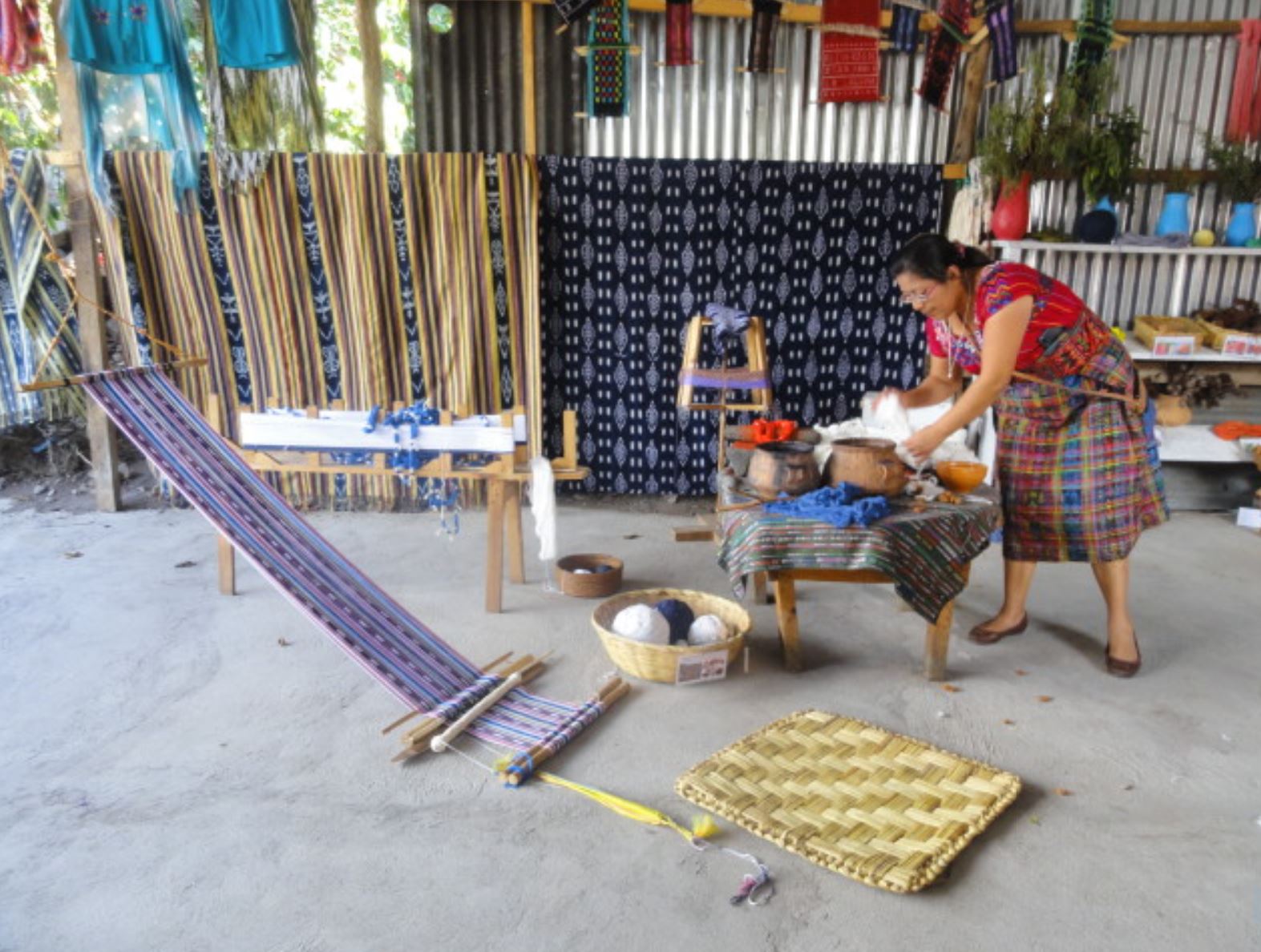 En una cooperativa de tejedoras. San Juan La Laguna. Limpiando el algodón. Foto R.Puig