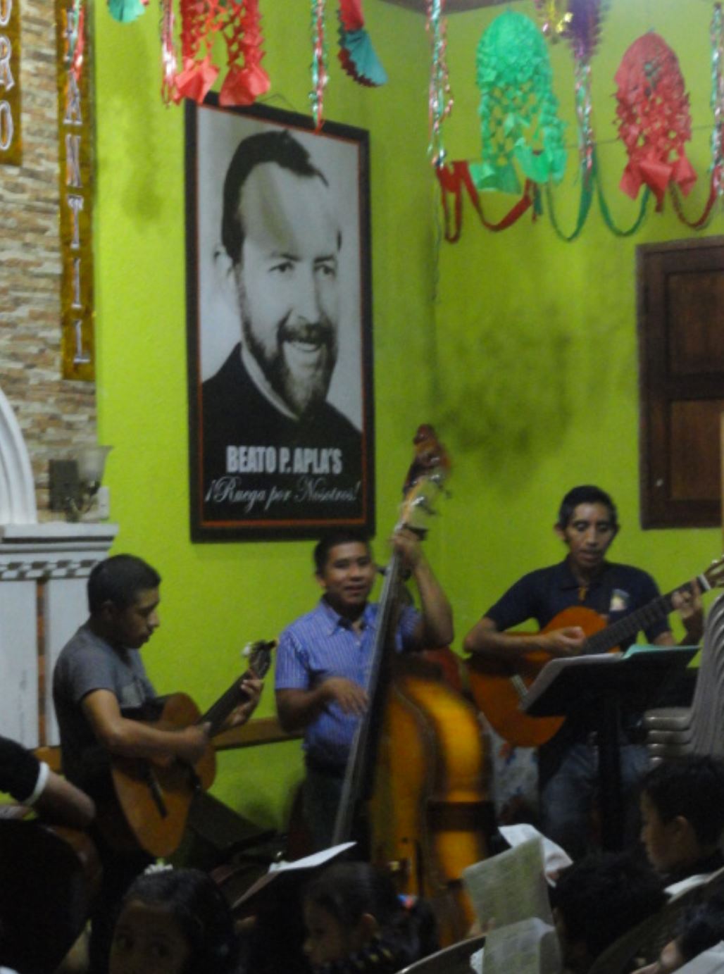 Ensayando en la iglesia de Santiago Atitlán. Foto R.Puig