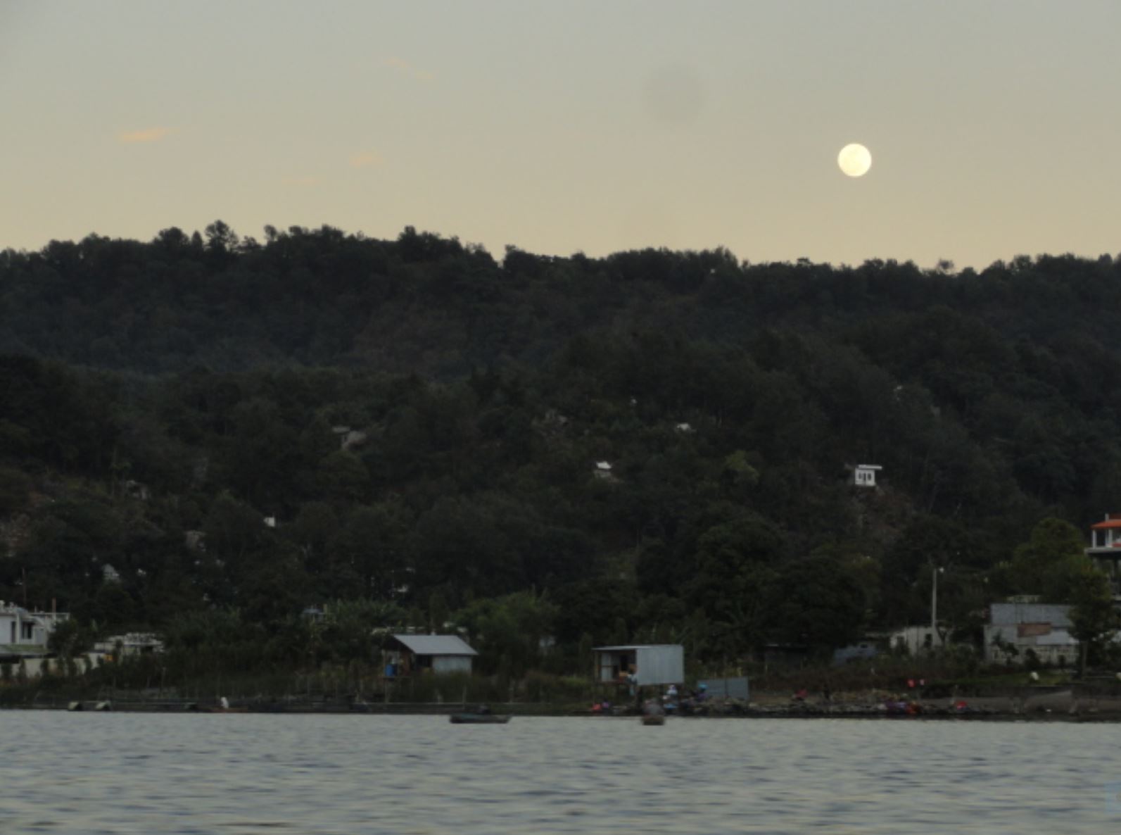 La luna de vuelta a Panajachel desde Santiago Atitlán. 21 de diciembre. Foto R.Puig