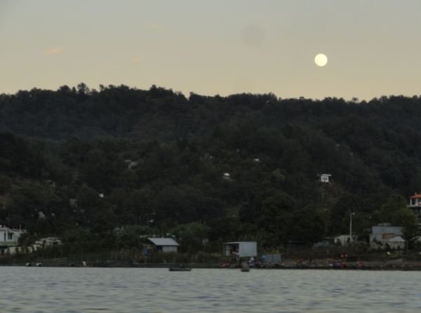 La luna de vuelta a Panajachel desde Santiago Atitlán. 21 de diciembre. Foto R.Puig