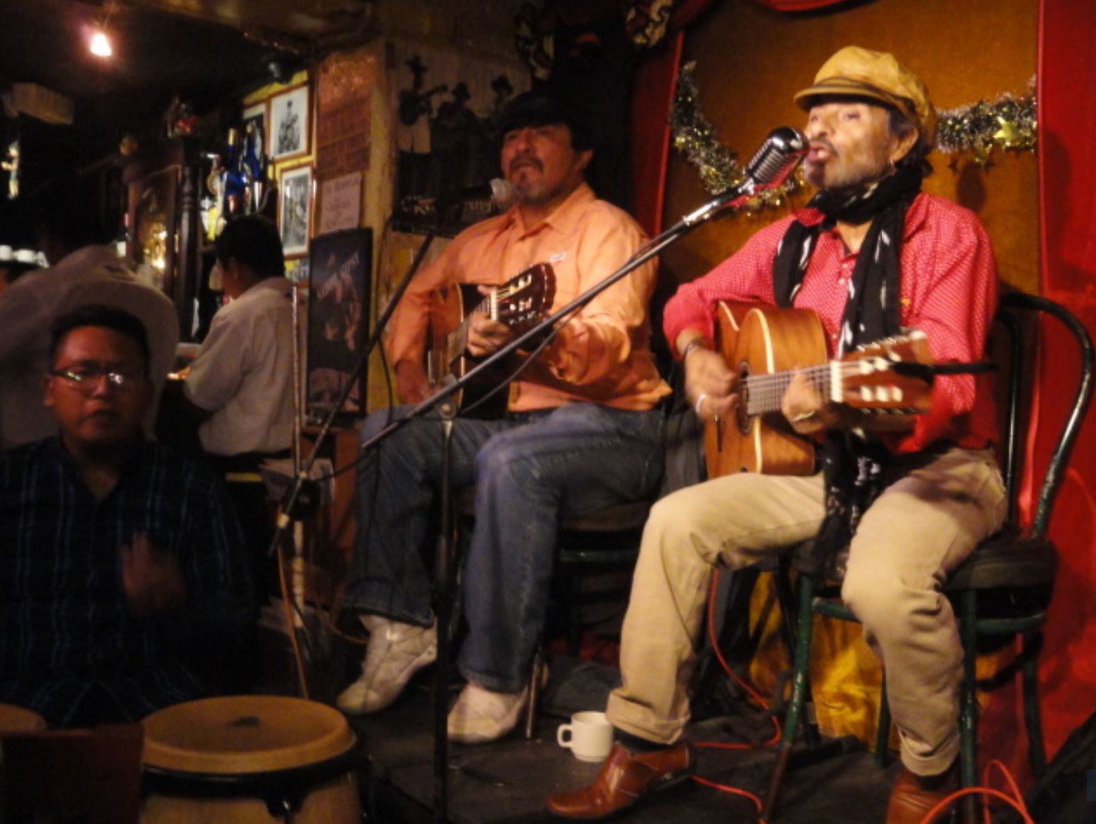 Los bardos del Café Circus de Panajachel. Foto R.Puig
