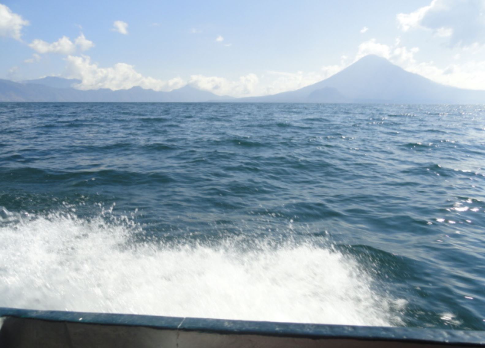 Surcando el lago Atitlán hacia San Juan la Laguna. Foto R. Puig