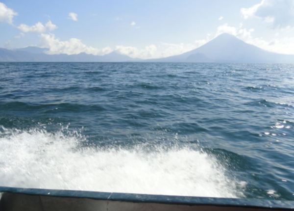 Surcando el lago Atitlán hacia San Juan la Laguna. Foto R. Puig