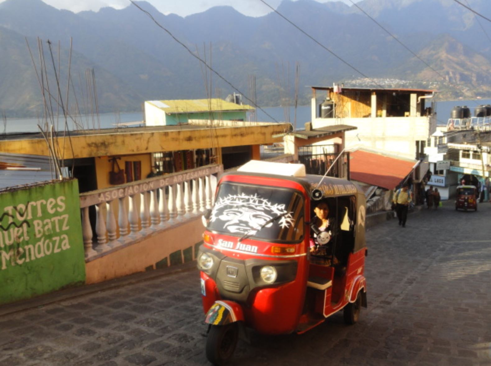 Tuk Tuk por las cuestas de San Pedro la Laguna. Foto R.Puig