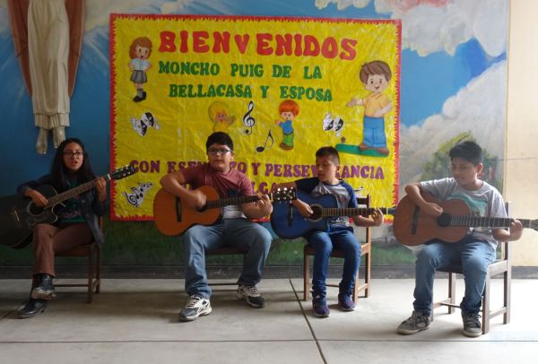 Los artistas de la acogida sorpresa en el colegio. Foto R.Puig